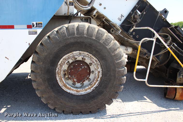 image for item DE3834 1995 Roadtec SB2500 Shuttle Buggy material transfer vehicle