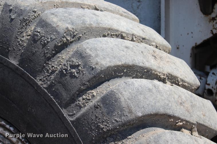 image for item DE3834 1995 Roadtec SB2500 Shuttle Buggy material transfer vehicle