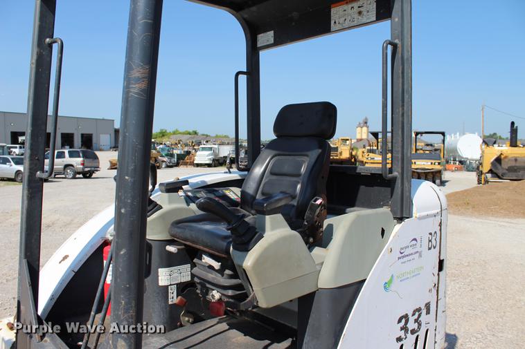 image for item DE3841 2002 Bobcat 331D mini excavator