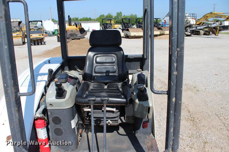 image for item DE3841 2002 Bobcat 331D mini excavator
