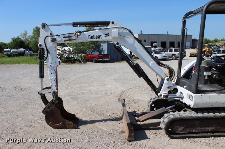 image for item DE3841 2002 Bobcat 331D mini excavator