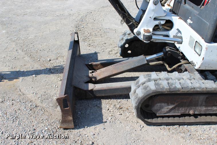 image for item DE3841 2002 Bobcat 331D mini excavator