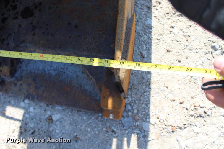 image for item DE3841 2002 Bobcat 331D mini excavator