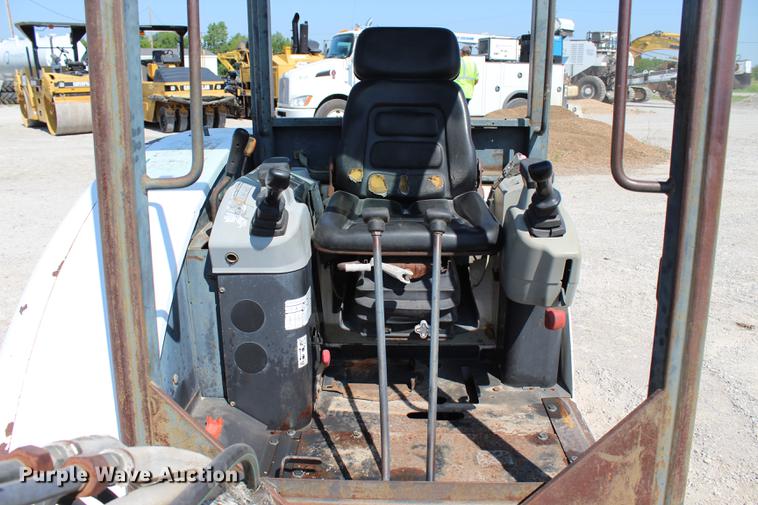 image for item DE3842 2001 Bobcat 331D mini excavator