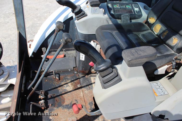 image for item DE3842 2001 Bobcat 331D mini excavator