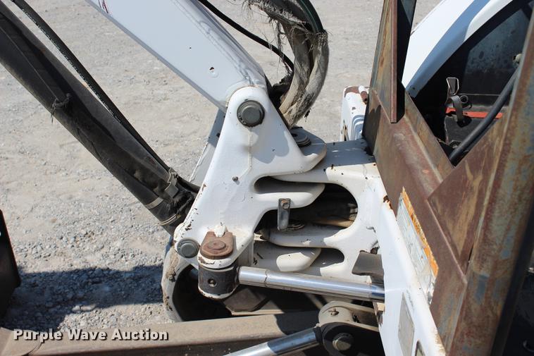 image for item DE3842 2001 Bobcat 331D mini excavator