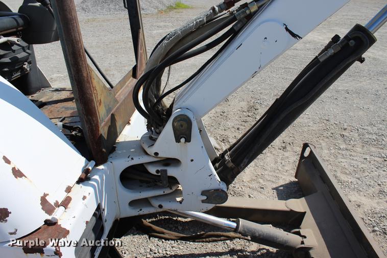 image for item DE3842 2001 Bobcat 331D mini excavator