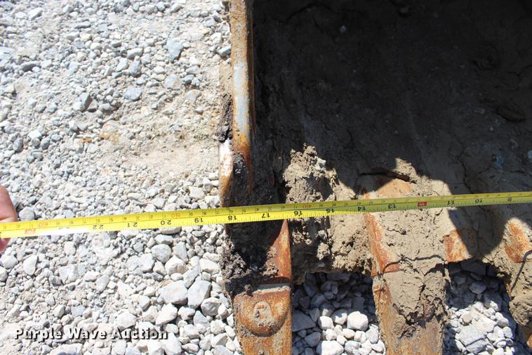 image for item DE3842 2001 Bobcat 331D mini excavator