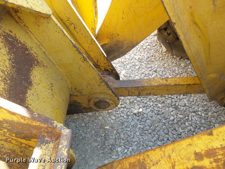 image for item DE5102 Komatsu D66S track loader