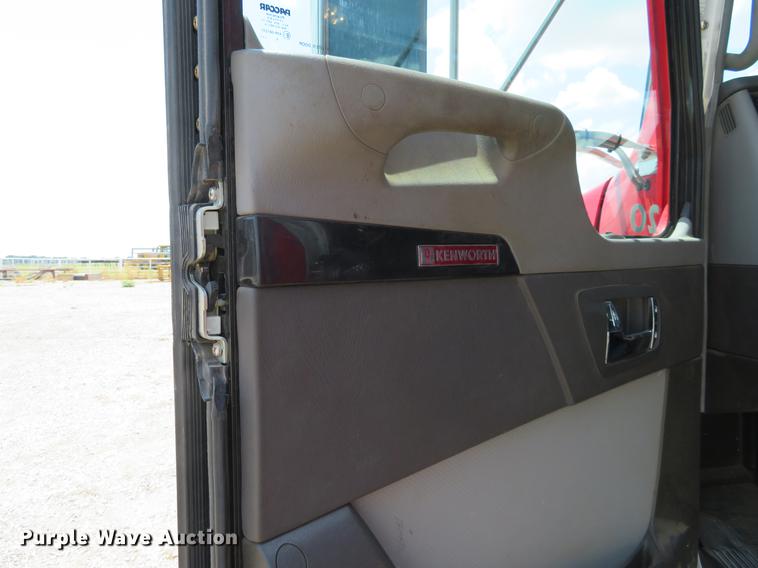 image for item DE6341 2011 Kenworth T800 gin pole semi truck