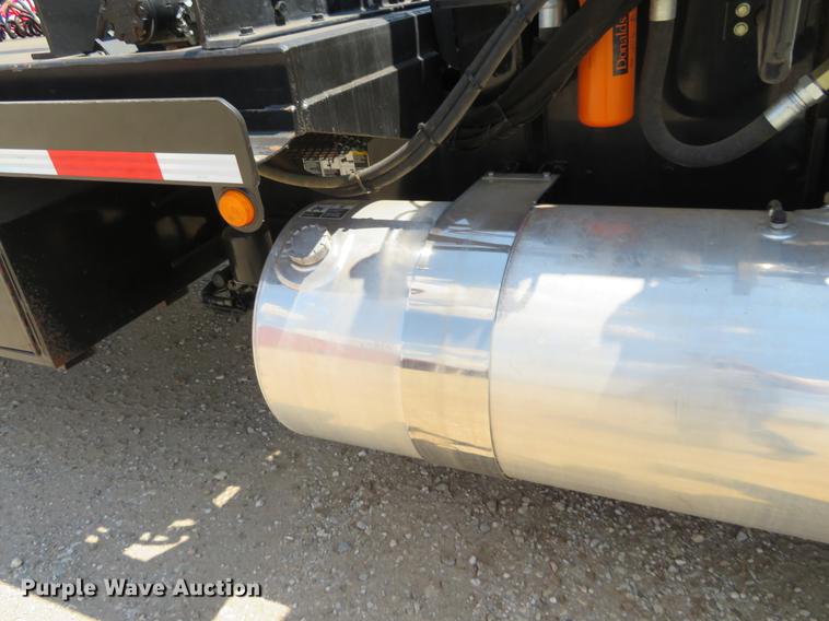 image for item DE6341 2011 Kenworth T800 gin pole semi truck