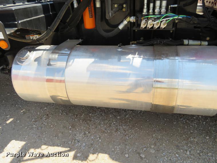 image for item DE6341 2011 Kenworth T800 gin pole semi truck