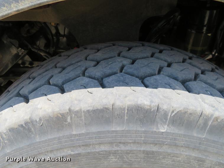 image for item DE6341 2011 Kenworth T800 gin pole semi truck