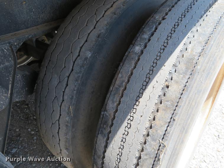 image for item DE6343 1971 Fruehauf F2-40 flatbed trailer