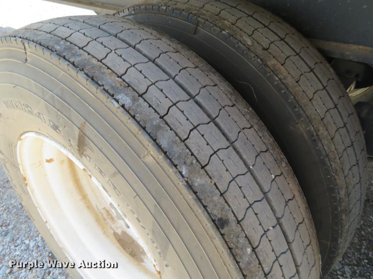 image for item DE6343 1971 Fruehauf F2-40 flatbed trailer