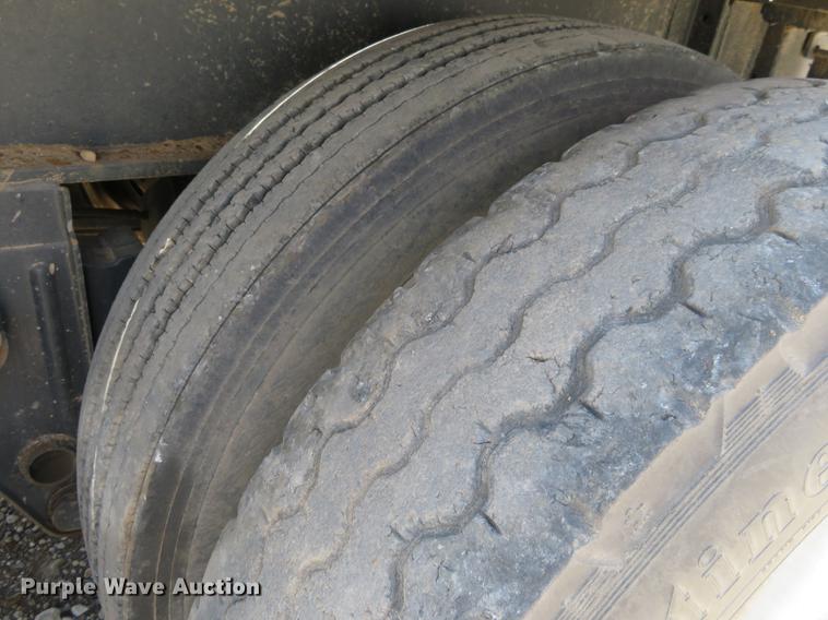 image for item DE6343 1971 Fruehauf F2-40 flatbed trailer