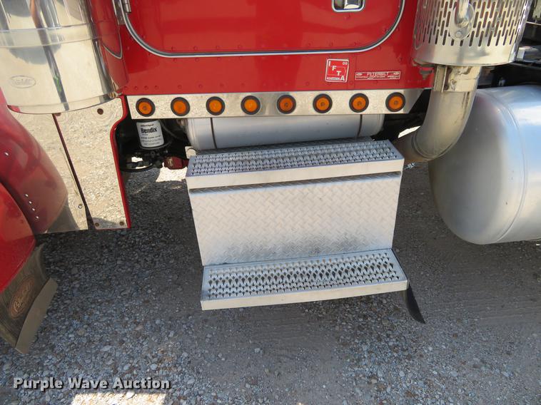 image for item DE6344 1997 Peterbilt 379 semi truck