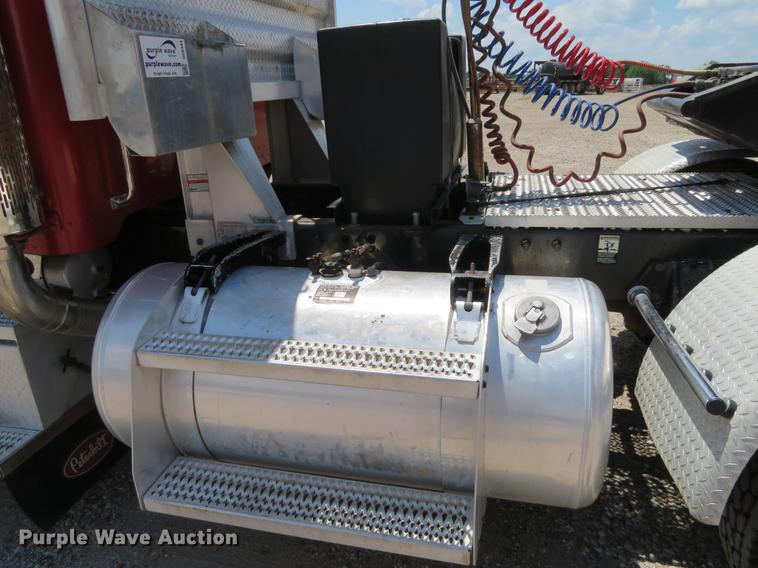 image for item DE6344 1997 Peterbilt 379 semi truck