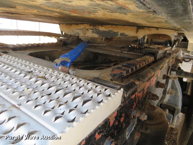 image for item DE6344 1997 Peterbilt 379 semi truck