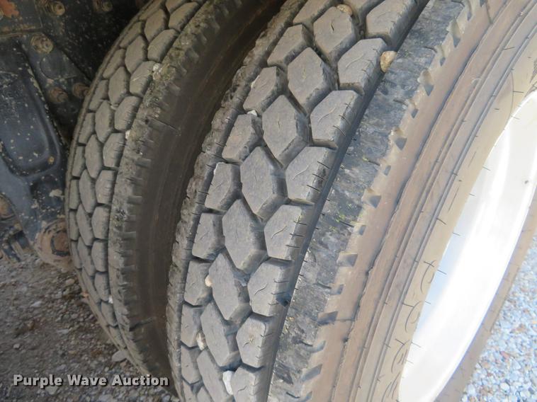 image for item DE6344 1997 Peterbilt 379 semi truck