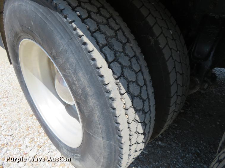 image for item DE6344 1997 Peterbilt 379 semi truck