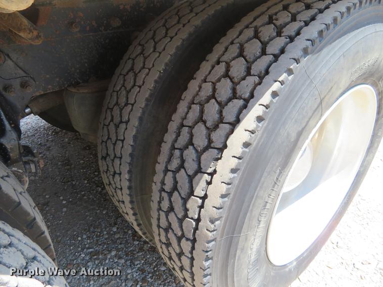 image for item DE6344 1997 Peterbilt 379 semi truck