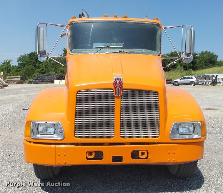 image for item DE7201 2002 Kenworth T300 service truck
