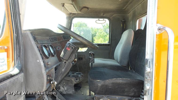 image for item DE7201 2002 Kenworth T300 service truck