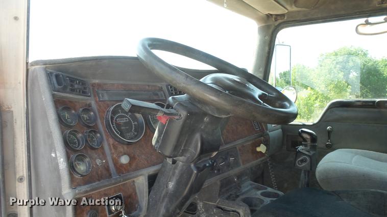 image for item DE7201 2002 Kenworth T300 service truck