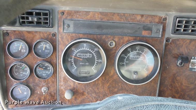 image for item DE7201 2002 Kenworth T300 service truck