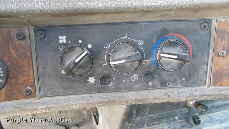 image for item DE7201 2002 Kenworth T300 service truck