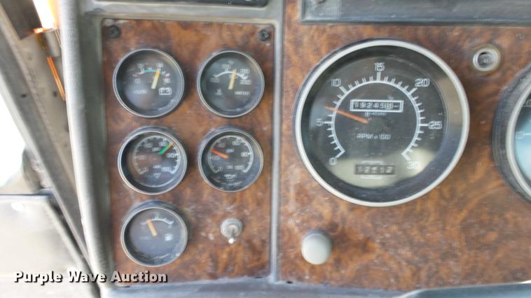 image for item DE7201 2002 Kenworth T300 service truck