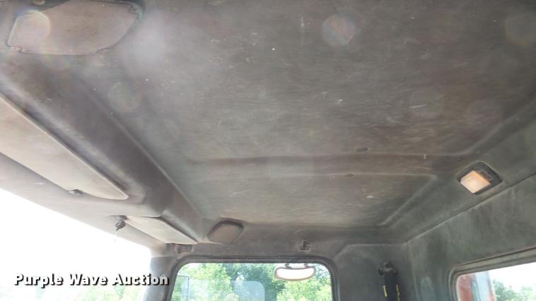 image for item DE7201 2002 Kenworth T300 service truck