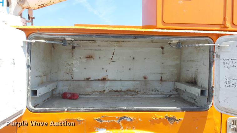 image for item DE7201 2002 Kenworth T300 service truck