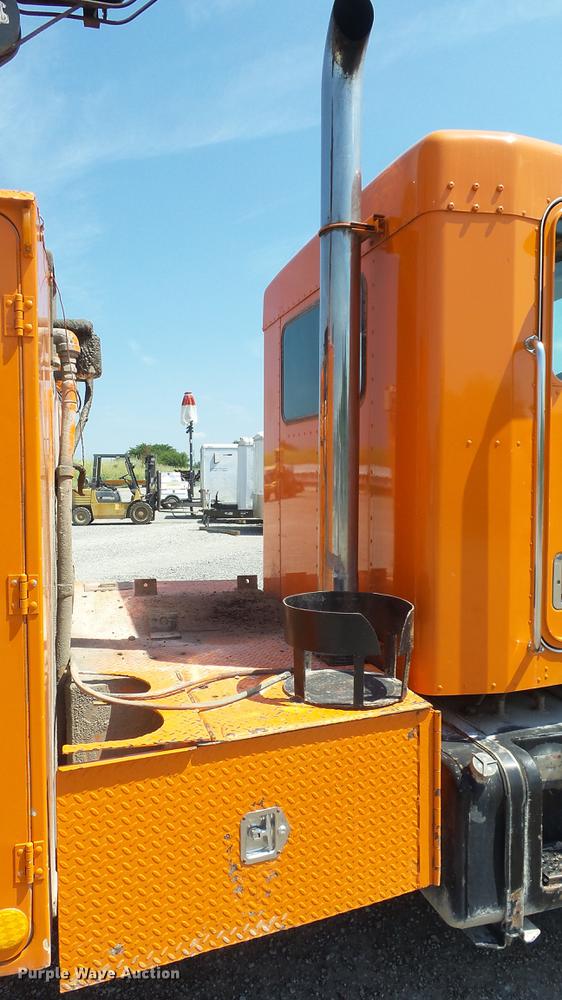 image for item DE7201 2002 Kenworth T300 service truck