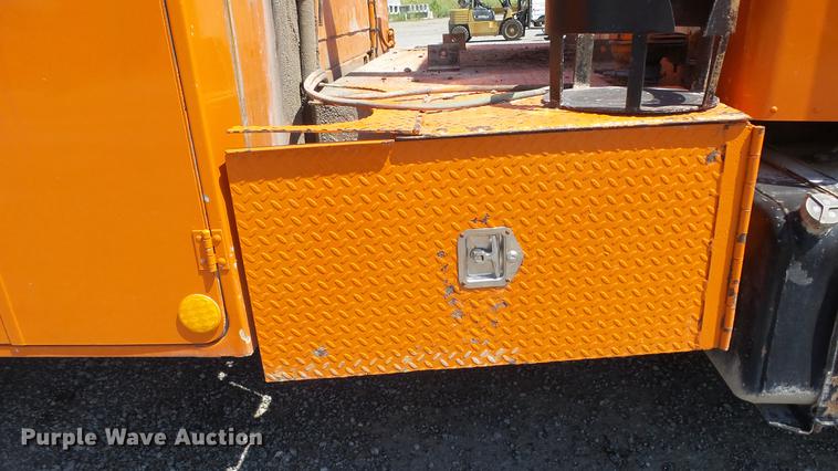 image for item DE7201 2002 Kenworth T300 service truck