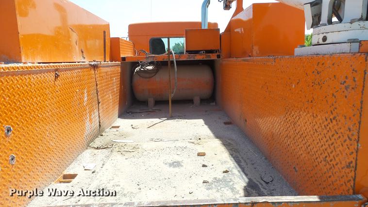 image for item DE7201 2002 Kenworth T300 service truck