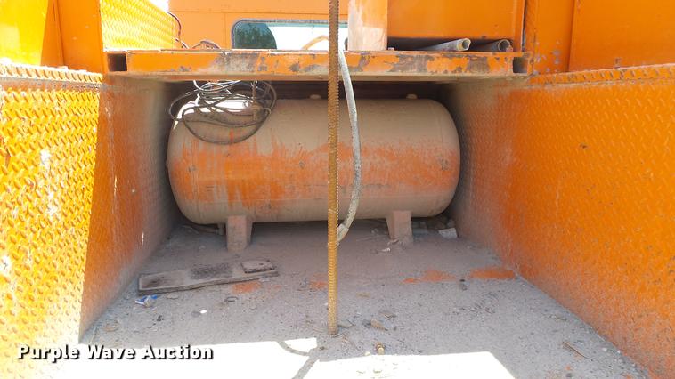 image for item DE7201 2002 Kenworth T300 service truck