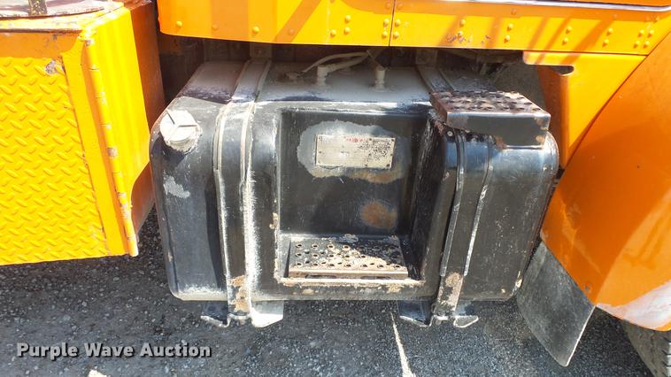 image for item DE7201 2002 Kenworth T300 service truck