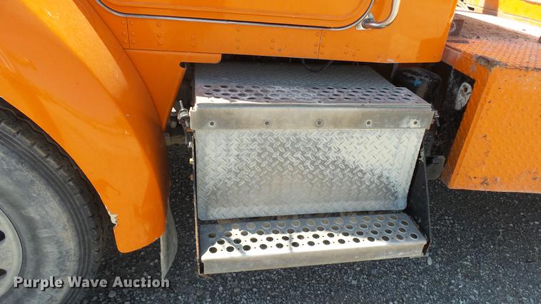 image for item DE7201 2002 Kenworth T300 service truck