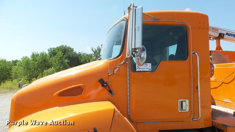 image for item DE7201 2002 Kenworth T300 service truck