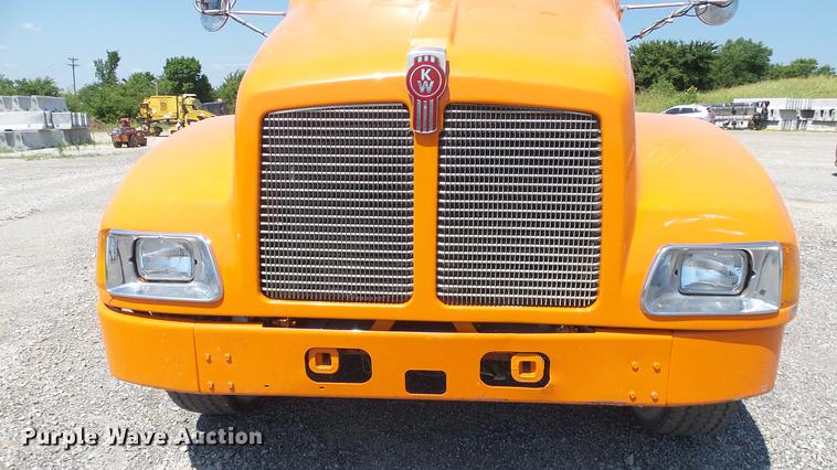 image for item DE7201 2002 Kenworth T300 service truck