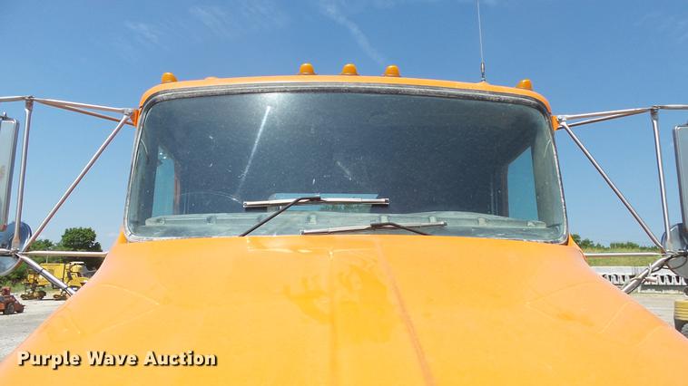 image for item DE7201 2002 Kenworth T300 service truck