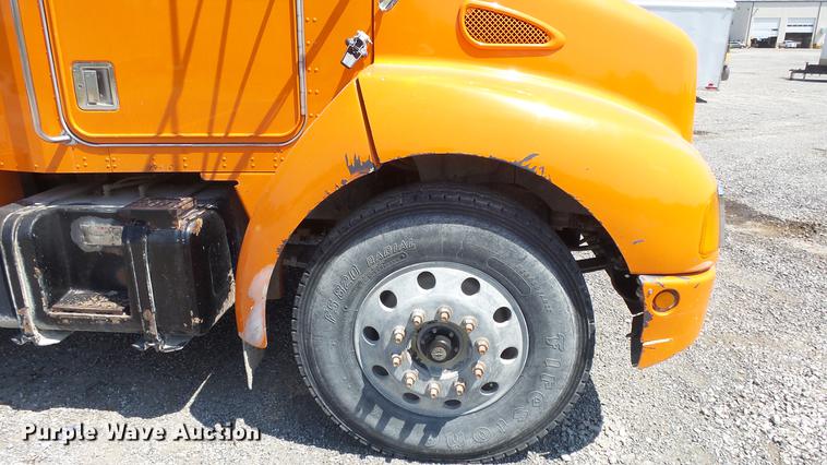 image for item DE7201 2002 Kenworth T300 service truck