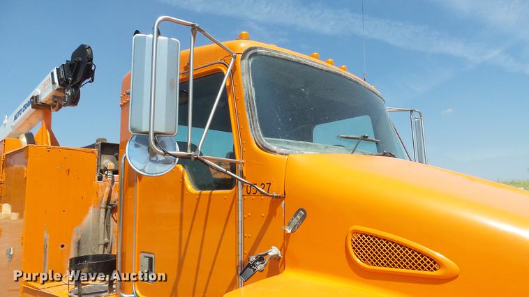 image for item DE7201 2002 Kenworth T300 service truck