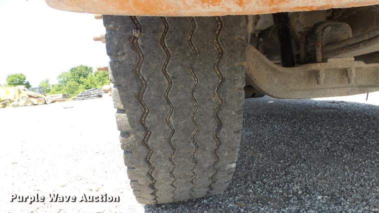 image for item DE7201 2002 Kenworth T300 service truck