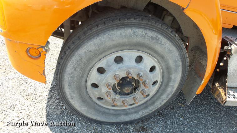 image for item DE7201 2002 Kenworth T300 service truck