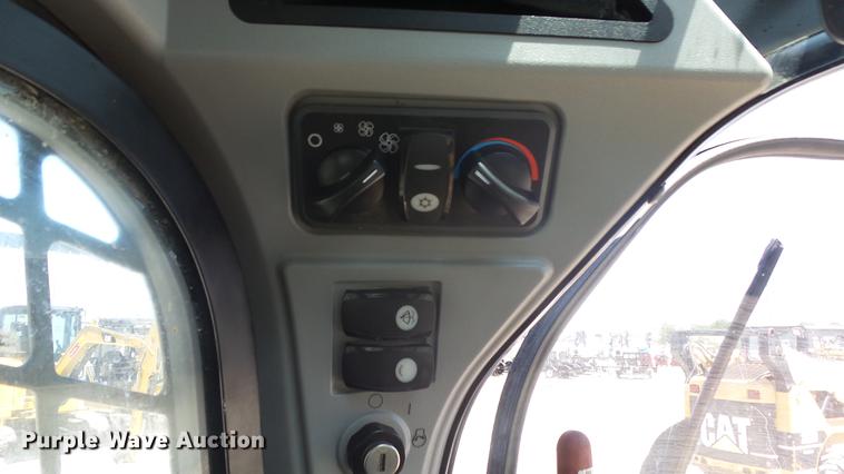 image for item DE7227 2014 Caterpillar 272D skid steer