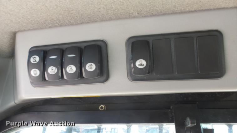 image for item DE7227 2014 Caterpillar 272D skid steer