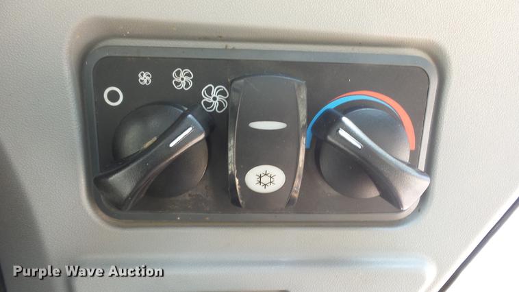 image for item DE7227 2014 Caterpillar 272D skid steer